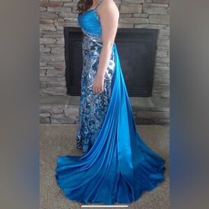 Absolutely gorgeous Homecoming/Prom/Formal gown by Tiffany Designs. Sz 10